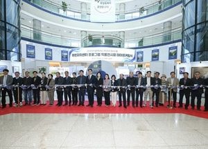 화성특례시의회, 주민자치센터 작품전시 축하…“특례시 성장, 시민의 덕으로”