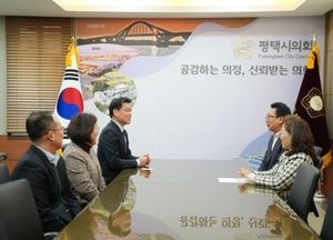 강정구 평택시의장, 김윤기 교육장과 교육 현안 논의…“고등학교 설립 필요성” 강조