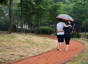 오산시, 봄 맞아 맨발 황톳길 3개소 개장…시민 건강 챙긴다
