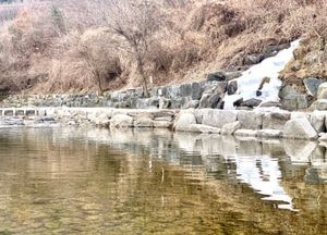동두천천 계곡, 봄기운 속에서도 얼음 녹지 않아