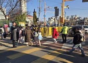 김정헌 중구청장, 신광초등학교 등굣길 교통안전 캠페인 실시…계도·홍보 활동 전개