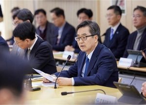 도정열린회의에서 발언하는 김동연 경기도지사