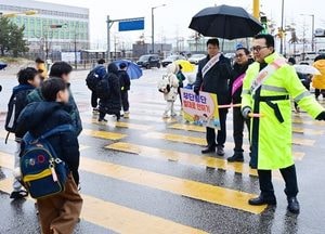 이재호 연수구청장, 송도5동 교통안전 캠페인 동참…은송초·중학교 사거리서 30여명 참여
