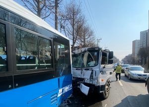 부천서 화물차가 버스 추돌 사고, 승객 7명 부상