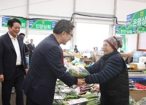 김동연 경기도지사, 안양농수산물도매시장 방문 민생행보 이어가...상인들 고충 듣고 저온저장고 지원 약속