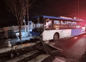 부천, 까치울역 인근서 버스↔승용차 추돌사고, 5명 부상