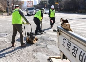 수원시 ‘포트홀 25시 기동 대응반’ 운영...발견 신고 들어오면 24시간 이내 보수