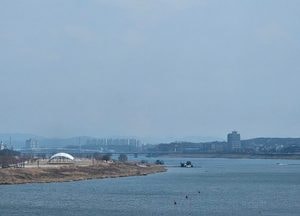 '봄 불청객' 미세먼지 극성