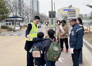 김정헌 중구청장, 삼목초교서 봄철 교통안전 캠페인 전개…도로 상황 점검·보행 지도