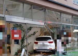 SUV가 카페 외벽 쾅…운전자와 카페손님 등 2명 부상
