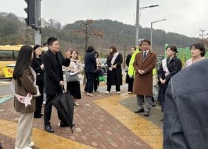 김정헌 중구청장, 영종중 등굣길 교통안전 캠페인…학생들 원거리 통학 문제 지속 추진