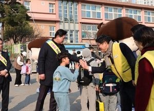 인천 미추홀구, 어린이 교통안전 캠페인 펼쳐…‘서다 보다 걷다’ 실천 강조
