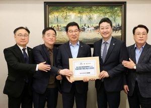 경기도의회 김진경 의장, 지방의회 제도개선 촉구…7대 건의안 국회에 전달
