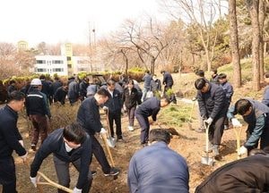 인천환경공단, 식목일 맞아 나무 심기 행사… 탄소흡수원 조성