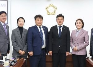 인천 남동구의회, 조례정비특별위원회 첫 회의…위원장에 김재남 의원 선임
