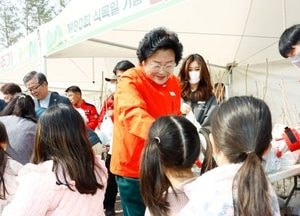이천시, 제80회 식목일 기념 나무 나눠주기 행사 성료...산불 피해 극복·산림 보호 중요성 강조