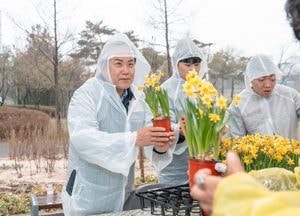 오산시, 제80회 식목일 ‘내 나무 갖기 캠페인’ 성료...700명 시민 참여 속 묘목 배부