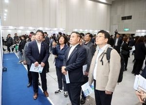 이재식 수원특례시의장 ‘2025 세대별 역량맞춤 수원 일자리박람회’ 참석...“구직자 능력 발휘 기회 넓히겠다”