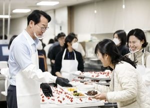 화성특례시, 월간 복지 행사로 ‘출근하고 싶은 직장’ 만든다...정명근 시장 ‘블랙데이’ 특별 점심 배식