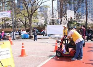 누리축제 속 장애인 안전교육 봉사…전동휠체어 체험에 시민 ‘북적’