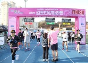 궂은 날씨 뚫은 ‘숨은 영웅들’…제13회 김포한강 마라톤대회 성료
