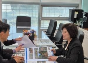 이애형 경기도의원, 주민 건강 증진 ‘수원 세류동 흙향기 맨발길 조성사업’ 논의 가져