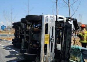 평택 고속도로 커브길서 25톤 화물차 전도…60대 운전자 사망
