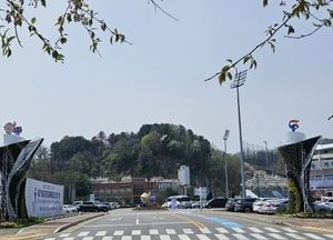 가평군, 경기도장애인체육대회 성공 개최 총력...종합운동장 입구에 대형 꽃홍보탑 설치