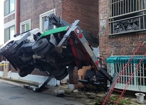 인천서 사다리차 ‘콰당’…작업자 2명 부상