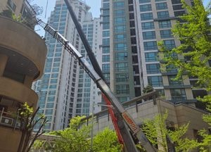 부천 오피스텔 자재 옮기던 사다리차 사고...유리창 깨져 도로 낙하