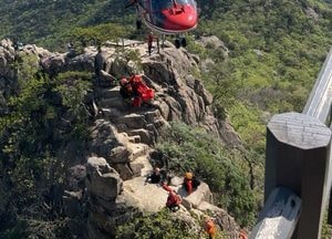 관악산서 하산 중 추락사고, 60대 남성 심정지 헬기 이송