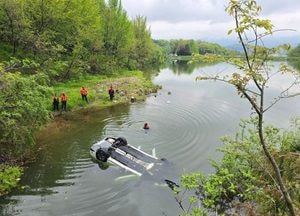용인, 운전미숙 차량 저수지 추락…남매 2명 부상