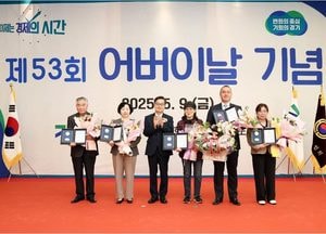 김동연, 어버이날 유공자 표창 수여