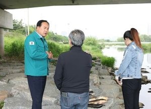 이권재 오산시장, 어류 폐사 제보에 즉각 현장행