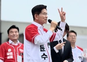 수원 지동시장 찾은 김문수 “시장대통령·경제대통령 되겠다”