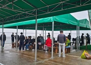'바닷길 열려라' 방아머리항 여객선터미널서 배 기다리는 여행객