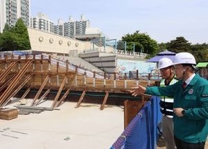 김찬진 동구청장, 수도국산달동네박물관 증축·준공 점검…하반기 개관 목표로 박차