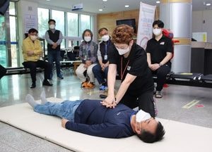 포천 마홀수영장, 성인 대상 생존수영·응급처치 특강 운영…하임리히법 등 실습 병행