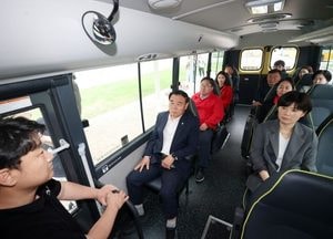 수원특례시의회 ‘2025 수원 ITS 아태총회’ 앞두고 자율주행차 시승 행사 참여...이재식 의장 “미래 교통 핵심 기술”