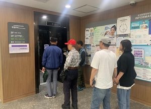 대통령선거 사전투표소 찾은 시민들