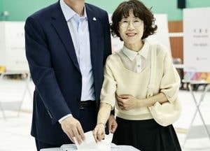 정명근 화성특례시장, 사전투표 첫날 봉담읍서 한 표 행사...“투표는 미래 결정하는 가장 강력한 수단”