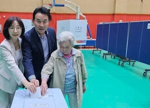 백영현 포천시장, 신북문화체육센터서 가족과 함께 사전투표