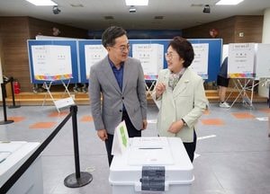 김동연, 부인과 함께 사전투표…“당신의 한 표가 내일을 바꿉니다”