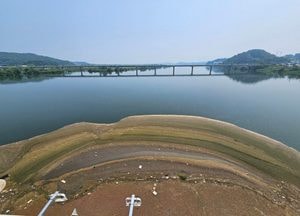 남한강 이포보에 걸린 '부유물'