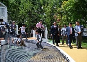 구리시 ‘경기도 제1호 무장애통합놀이터’ 개장...장애·비장애 아동 함께 뛰노는 공간 조성