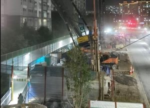 용인 복선전철 공사장서 천공기 아파트로 넘어져…100여 명 긴급 대피