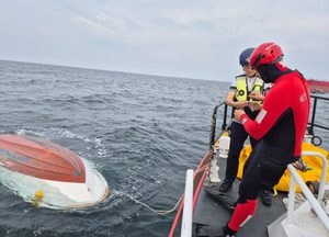 평택해경署, 서산해상서 전복된 레저보트 승선자 3명 전원 구조