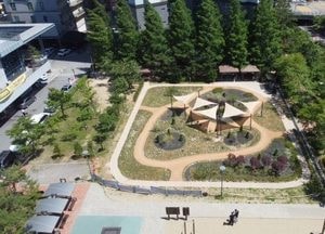 용인특례시, 신봉체육공원에 ‘정원이 있는 맨발길’ 조성...세족장·신발장·차양막 편의시설도 설치