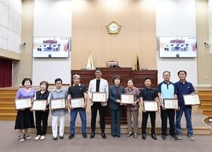 연천군의회, 모범 군민 9명에 의장 표창 수여…지역 발전 공로 인정