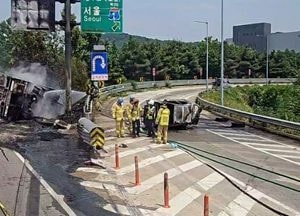 평택제천고속도로서 5톤 화물차와 모닝 추돌사고...60대 3명 부상